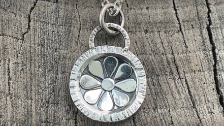 Making a silver daisy necklace